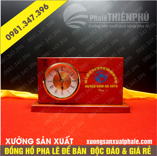 Đồng hồ để bàn bằng gỗ