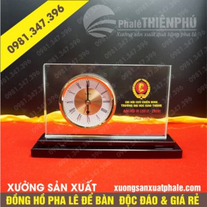 Đồng hồ pha lê đế đen