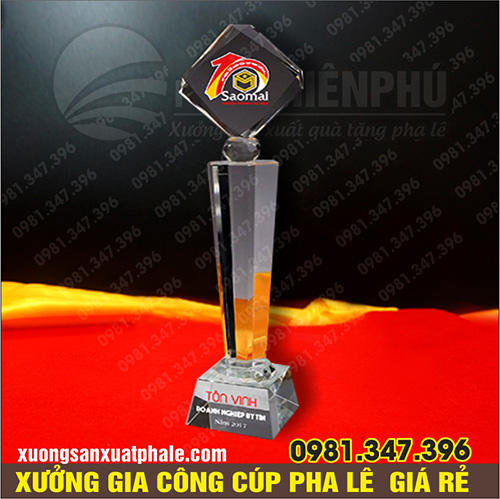 Cúp pha lê hình tứ diện