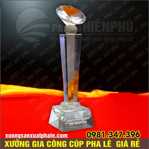 Cúp pha lê kim cương thân trụ