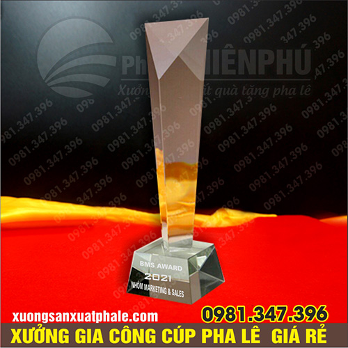 Cúp pha lê thân tam giác