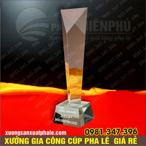 Cúp pha lê thân tam giác