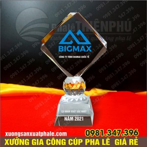 Cúp pha lê tứ diện