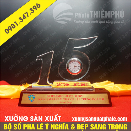 Bộ số pha lê 15 năm đế gỗ 