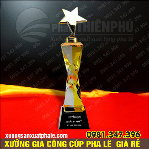 Cúp pha lê trụ vàng
