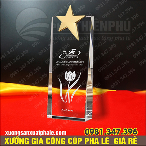 Cúp pha lê sao thân thấp