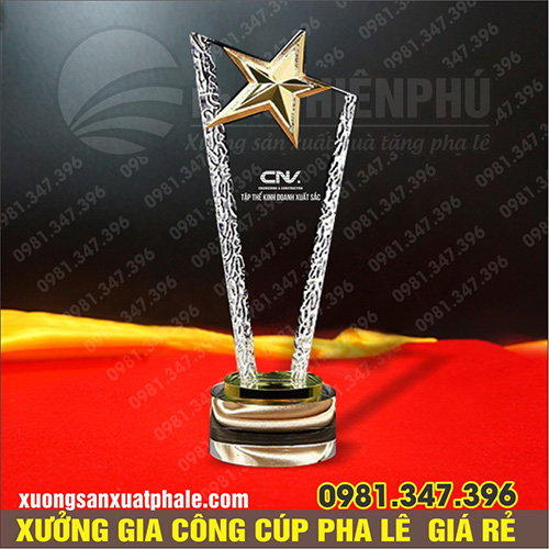 Cúp pha lê thân dẹt gắn sao