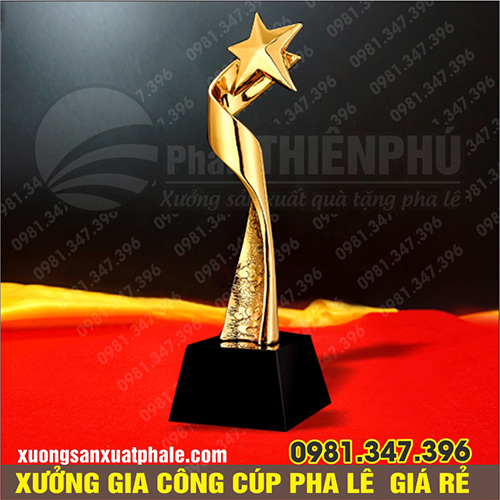 Cúp pha lê một ngôi sao cong