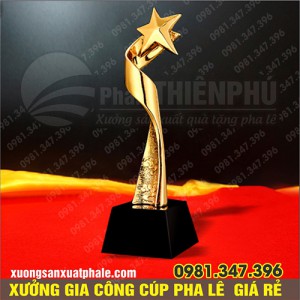 Cúp pha lê một ngôi sao cong